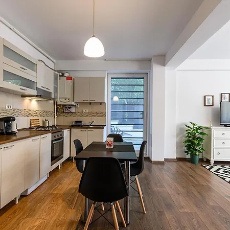 Hillside Near Center Apartament *