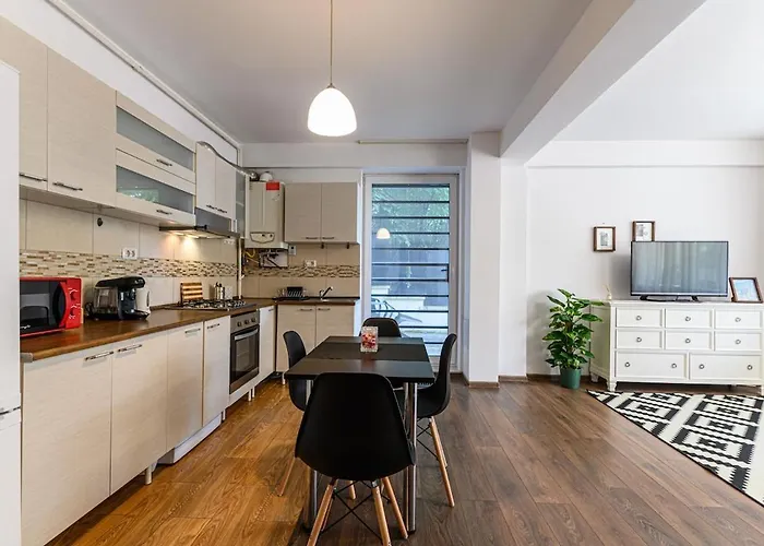 Hillside Near Center Apartament *