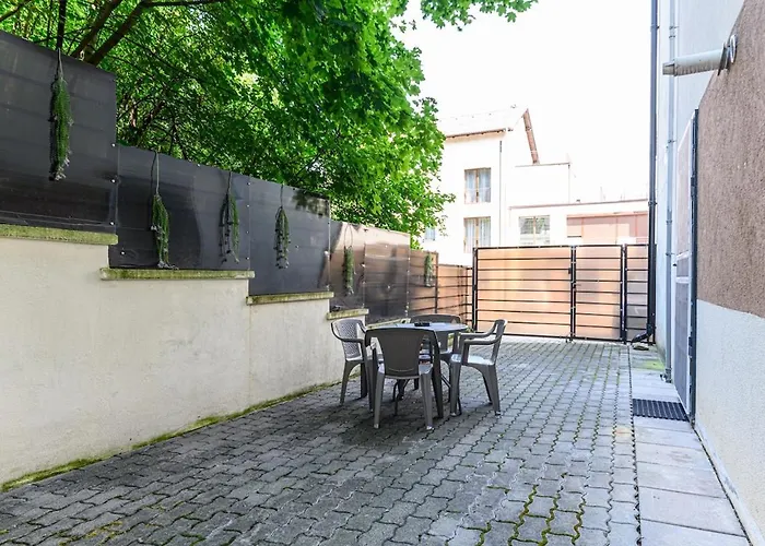 Apartment Hillside Near Center